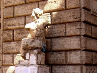 Pasquino auf der Piazza Pantaleo in Rom
