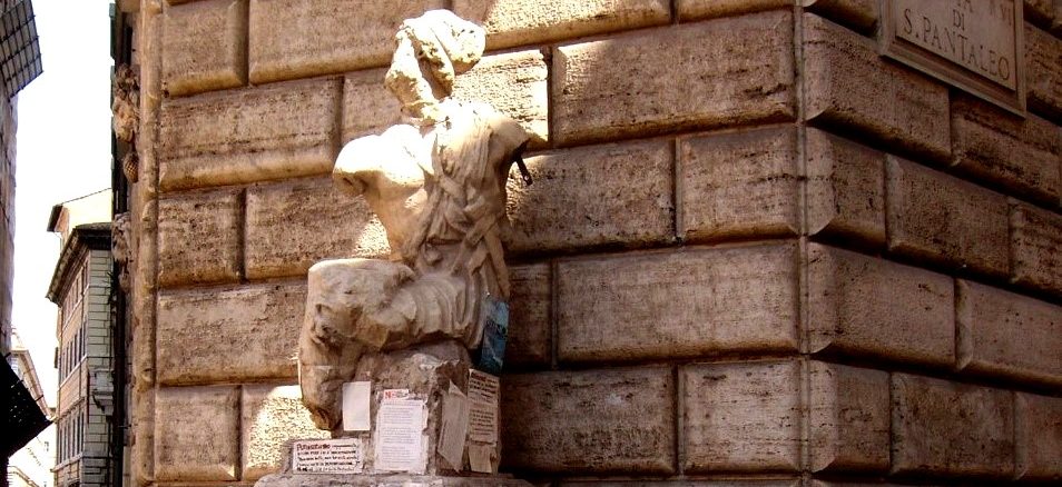 Pasquino auf der Piazza Pantaleo in Rom
