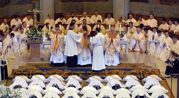 Priesterweihe: Wie ist der Priester von morgen? Frankreich zeigt eine klare Tendenz.