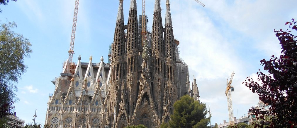 Die Sagrada Familia von Gaudà­ war das eigentliche Attentatsziel der katalanischen Terrorzelle des Islamischen Staates (IS). Als beim Bombenbau das Haus des Imams in die Luft flog, wurde der Angriff mit einem Lieferwagen von La Rambla improvisiert. Dabei wurden 15 Menschen getötet.