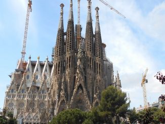Die Sagrada Familia von Gaudà­ war das eigentliche Attentatsziel der katalanischen Terrorzelle des Islamischen Staates (IS). Als beim Bombenbau das Haus des Imams in die Luft flog, wurde der Angriff mit einem Lieferwagen von La Rambla improvisiert. Dabei wurden 15 Menschen getötet.