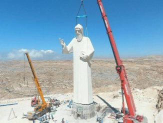 Am 27. August wurde die enorme Statue des heiligen Scharbel über Faraya im Libanongebirge aufgestellt.