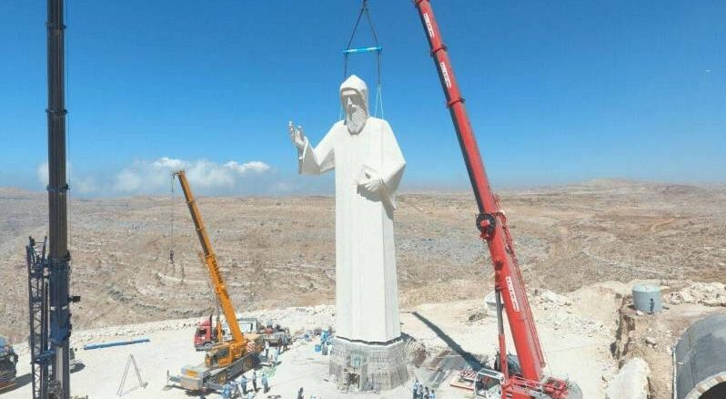 Am 27. August wurde die enorme Statue des heiligen Scharbel über Faraya im Libanongebirge aufgestellt.
