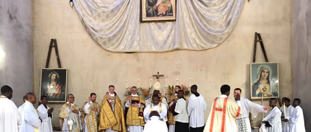 Erste Priesterweihe im überlieferten Ritus in Nigeria seit der Liturgiereform.