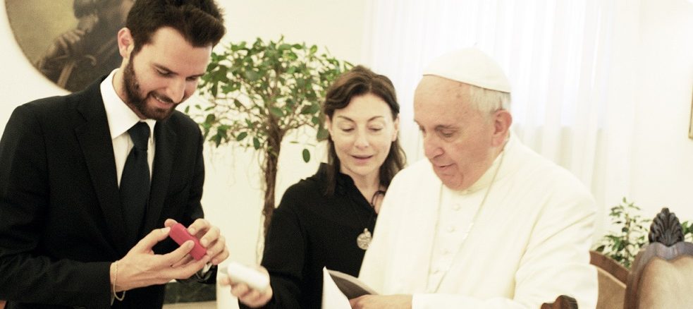 Morgen findet im Vatikan die Premiere des Films "Beyond the Sun" statt, an dem Papst Franziskus selber mitwirkte. Im Bild: Papst Franziskus mit dem Hollywoood-Produzenten des Films, Andreas Iervolino.
