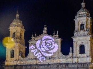 Neues FARC-Symbol auf Kathedrale von Bogota projiziert: Rote Rose mit Rotem Stern