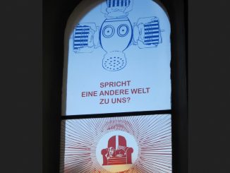 Hermann Glettler heißt der neue Bischof von Innsbruck. Zuvor war er Bischofsvikar für die Caritas (Stichwort Refugees Welcome) und kunstsinniger Pfarrer von St. Andrä in Graz. Im Bild ein vom Künster Josef Danner gestaltetes Kirchenfenster von St. Andrä, Digitaldruck auf Glas, eingebrannt.