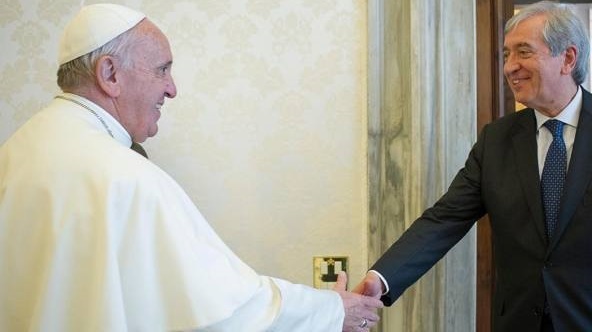 Libero Milone und Papst Franziskus zum Zeitpunkt der Ernennung Milones zum Generalwirtschaftsprüfer des Vatikans.