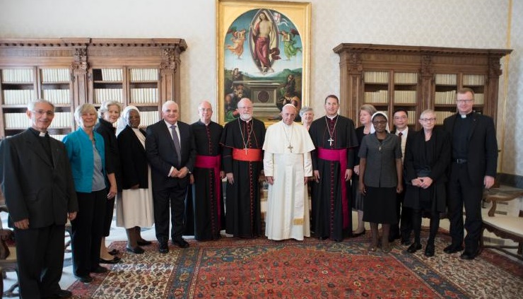 Papst Franziskus und die Mitglieder der Kommission für den Schutz von Minderjährigen