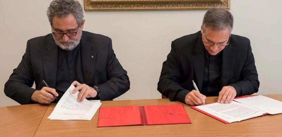 P. Juan Antonio Guerrero Alves und Msgr. Edoardo Viganò unterzeichnen das Abkommen zwischen vatikanischem Kommunikationssekretariat und dem Jesuitenorden.