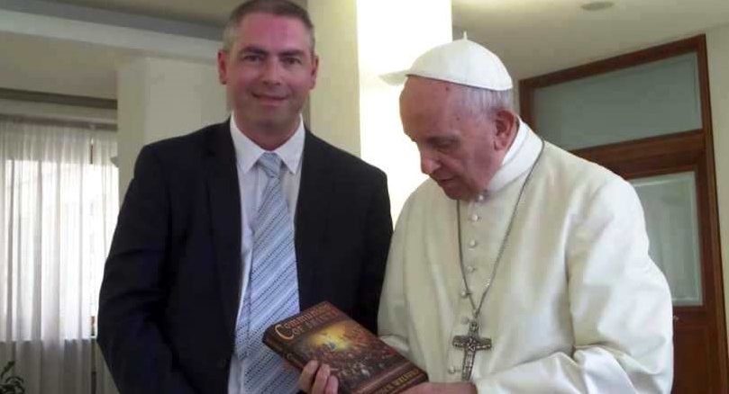 Stephen Walford (Kardinäle betreiben durch Dubia "satanischen Mißbrauch") mit Papst Franziskus. Eine Privataudienz von 45 Minuten gewährte das Kirchenoberhaupt dem Autor genehmer Thesen.