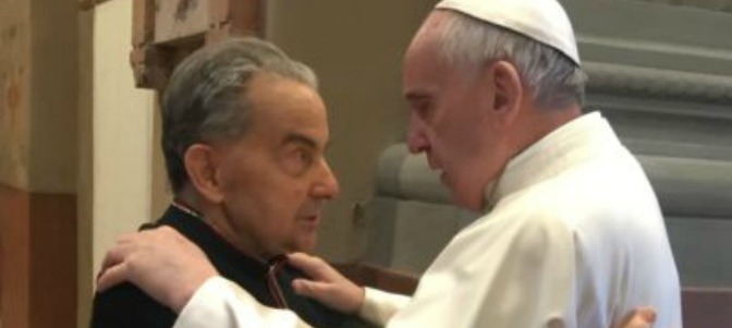 Umarmung mit unterschiedlicher Mimik. 2. April 2017 in Carpi. Der Papst richtete beim Mittagessen nie das Wort an den neben ihm sitzenden Kardinal Caffarra.
