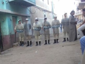 Ägyptische Polizisten verhindern, daß für die Kopten von Al Furn die Heilige Messe zelebriert werden kann.