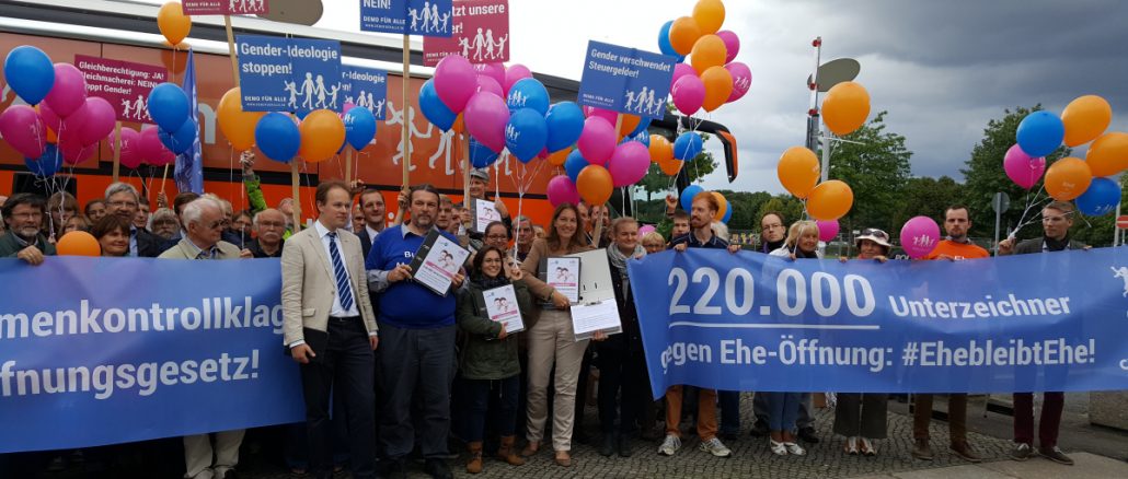 "Bus der Meinungsfreiheit" vor dem Kanzleramt in Berlin - Sensibilisierungskampagne gegen Gefahren der Gender-Ideologie