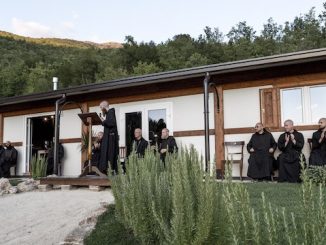 Das neue Kloster der altrituellen Benediktiner von Norcia. Das Erdbeben vor einem Jahr hat alles zerstört und doch in ihrem Alltag nichts verändert.