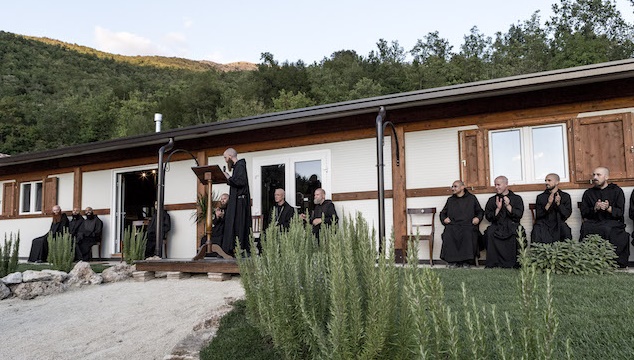 Das neue Kloster der altrituellen Benediktiner von Norcia. Das Erdbeben vor einem Jahr hat alles zerstört und doch in ihrem Alltag nichts verändert.