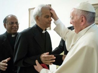 Papst Franziskus mit Pater Uzhunnalil, der am Dienstag an 18 Monaten in der Hand von Dschihadisten freigelassen worden war.