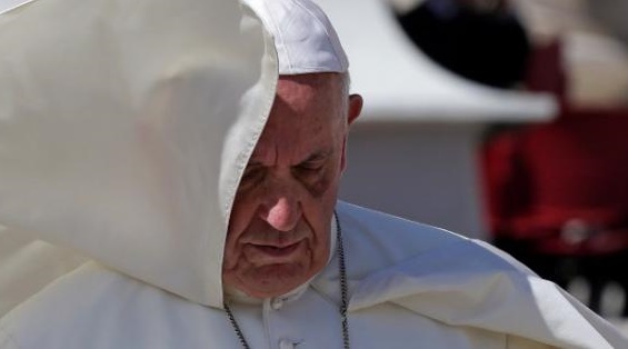 Ist Papst Franziskus auf einem Auge blind? Besorgte Kritiker von Amoris laetitia erhalte keine Antwort.