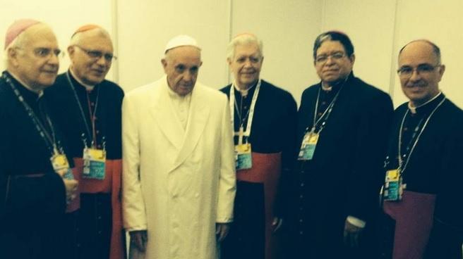 Papst Franziskus mit der Delegation der venezolanischen Bischöfe gestern in Bogota. Ein Phototermin, der dem Kirchenoberhaupt nicht sonderlich zugesagt zu haben scheint.