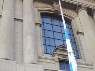 Zur Trauer über das Abtreibungsgesetz wurde die Fahne der Universität auf Halbmast gesetzt.