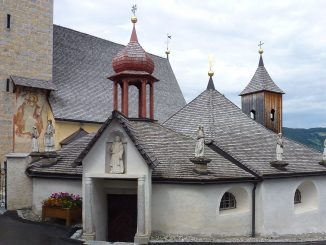 Heilig-Grab-Kapelle in Spinges, in der Pfarrer Josef von Zieglauer in den vergangenen zwölf Jahren die Heilige Messe zelebrierte. Links daneben die Pfarrkirche zum heiligen Rupert.