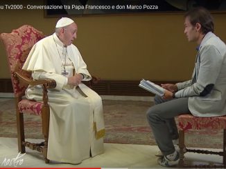 Casual Chic auf dem Markt der (religiösen) Möglichkeiten: Papst Franziskus im Gespräch mit dem Priester Marco Pozza.
