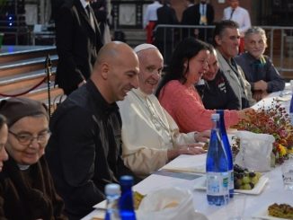Mittagessen mit Papst Franziskus in der Kirche San Petronio von Bologna. Ausgewählte Arme, Migranten und Gefangene durfte an der Tafel des Papstes sitzen.