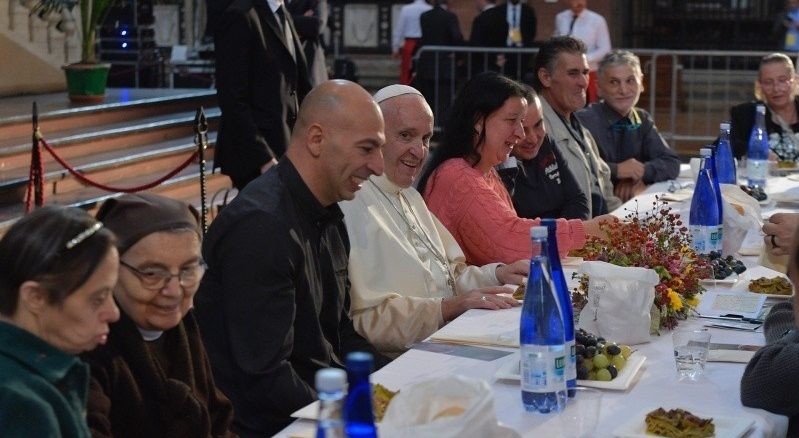 Mittagessen mit Papst Franziskus in der Kirche San Petronio von Bologna. Ausgewählte Arme, Migranten und Gefangene durfte an der Tafel des Papstes sitzen.