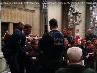 Polizei räumt Brüsseler Kathedrale von Betern, damit das protestantisch-katholische Reformationsgedenken nicht "gestört" wird.