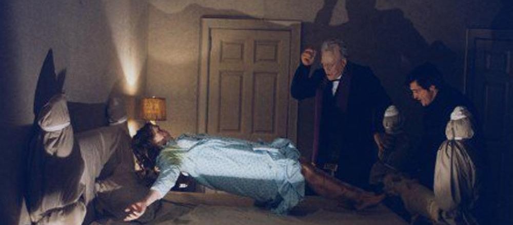 Szene aus dem Film "Der Exorzist" (1974), der die kollektive Vorstellung von einem Exorzismus stark beeinflußt hat.