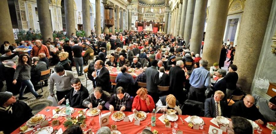 Weihnachtsfestessen in Santa Maria in Trastevere. Was die Gemeinschaft Sant'Egidio seit Jahren in ihrer Kirche in Rom inszeniert, findet heute beim Papstbesuch auch in der Hauptkirche von Bologna statt - mit päpstlicher Beteiligung.