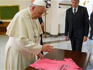 Papst segnet Rosa Trikot für den Gesamtführenden.