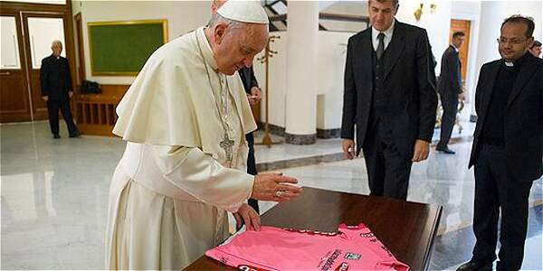 Papst segnet Rosa Trikot für den Gesamtführenden.