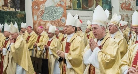Polnische Bischofskonferenz liest "Amoris laetitia" in der Tradition und schließt Zulassung "wiederverheirateter Geschiedener" zu den Sakramenten aus.