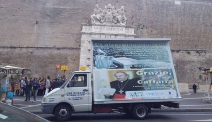 Mit einem Großplakat wollten eine Lebensrechts- und eine Kulturorganisation dem Anfang September verstorbenen Kardinal Carlo Caffarra danken. Die Polizei schritt ein und untersagte, das Plakat zu zeigen, "weil Kardinal Caffarra nicht auf der Linie von Papst Franziskus war". Gibt es in Rom noch Meinungsfreiheit?