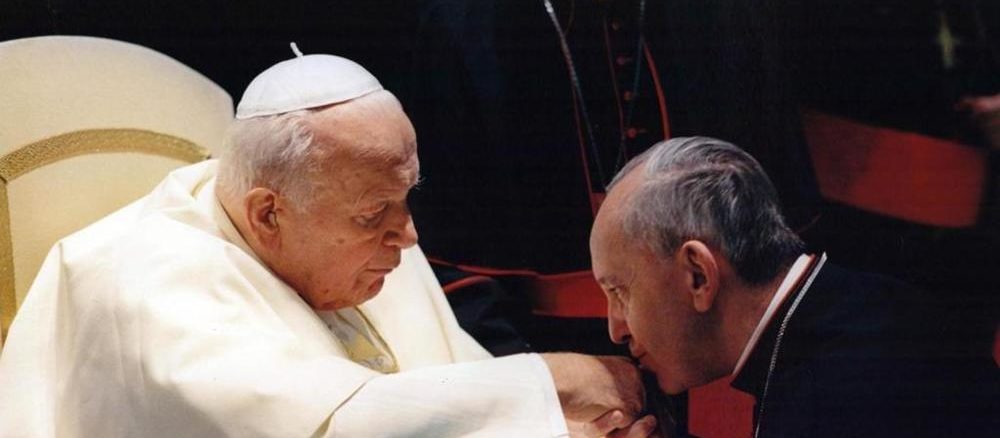 Kardinalserhebung 2001: Korge Mario Kardinal Bergoglio küßt den Fischerring Johannes Pauls II.