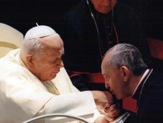 Kardinalserhebung 2001: Korge Mario Kardinal Bergoglio küßt den Fischerring Johannes Pauls II.