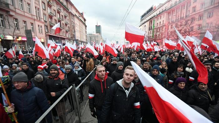 Mehr als 100.000 Polen demonstrierten am Wochenende für ein freies, unabhängiges und christliches Polen. Kritik wurde an der EU ("Die EU ist nicht Europa") und der Islamisierung Europas geübt.