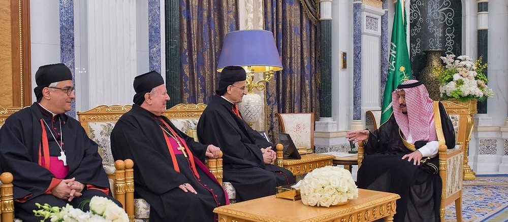 König Salman Bin Abdulaziz von Saudi-Arabien mit der maronitischen Delegation, angeführt von Patriarch Béchara Pierre Kardinal Raï.