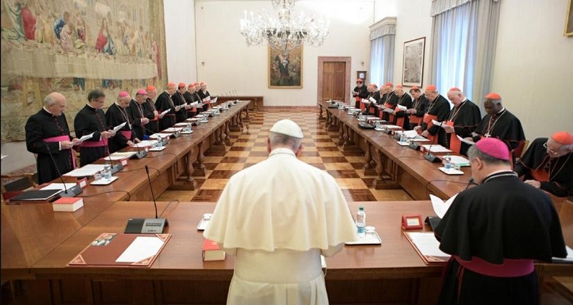 Papst Franziskus mit den 21 Dikasterienleitern der Römischen Kurie.