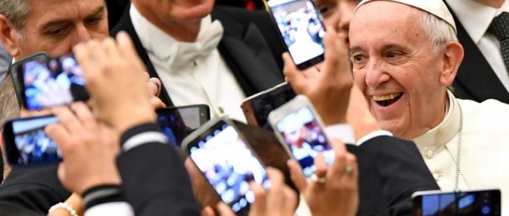 Das "Bad" im Handy-Meer gehört zum päpstlichen Alltag. Gestern forderte Franziskus jedoch dazu auf, während der Heiligen Messe, das Smartphone steckenzulassen.