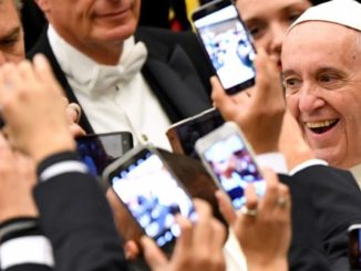 Das "Bad" im Handy-Meer gehört zum päpstlichen Alltag. Gestern forderte Franziskus jedoch dazu auf, während der Heiligen Messe, das Smartphone steckenzulassen.
