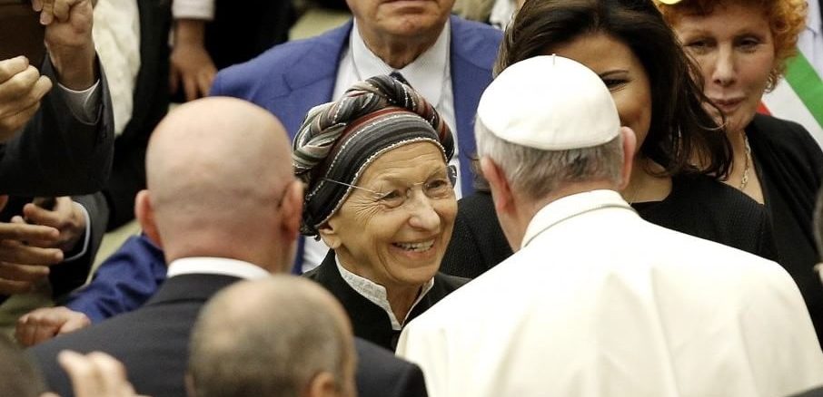 Warum wird der Papst von den Medien nicht gehört, wenn er für das Lebensrecht und die Familie spricht? Vielleicht, weil er es selbst so will. Franziskus im Bild mit der Abtreibungs- und Euthanasielobbyistin Emma Bonino. Mit ihr gibt es Pressephotos. Franziskus nannte sie eine "ganz Große".