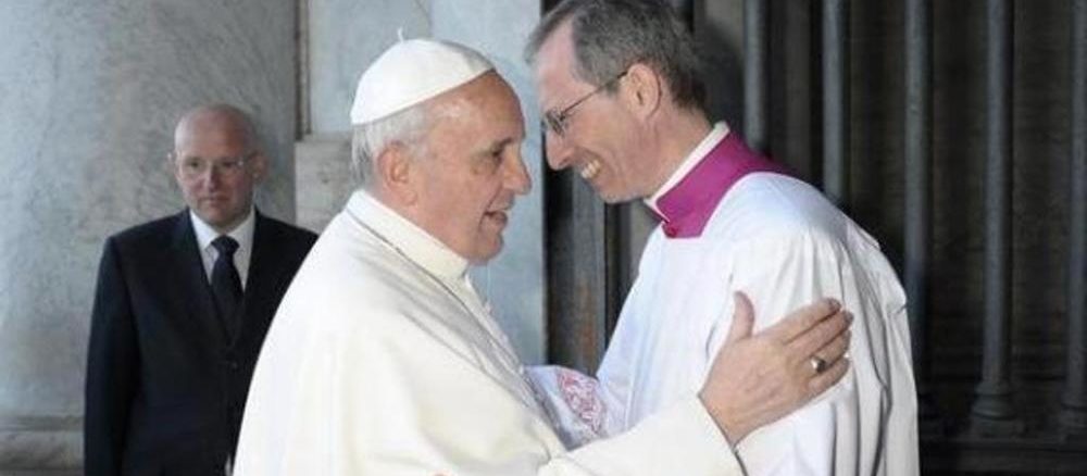 Franziskus mit dem von Benedikt XVI. übernommenen Zeremonienmeister Guido Marini