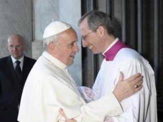 Franziskus mit dem von Benedikt XVI. übernommenen Zeremonienmeister Guido Marini
