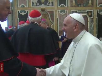 Nur ein kühler Händedruck. MIt allen Kardinälen wechselte Papst Franziskus einige Worte, lachte, war vertraulich, außer mit Kardinal Gerhard Müller.