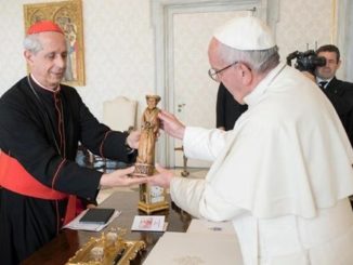 Kardinal Poli,Jorge Mario Bergoglios Nachfolger als Erzbischof von Buenos Aires, mit Papst Franziskus. "Es gibt keine anderen Interpretationen" zu Amoris laetitia als jene Polis, so Franziskus.