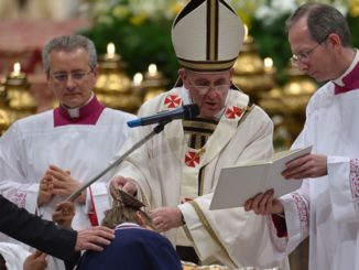 Papst Franziskus mit seinem amierenden und seinem künftigen Zeremonienmeister? Rechts Msgr. Guido Marini, links Msgr. Diego Ravelli.