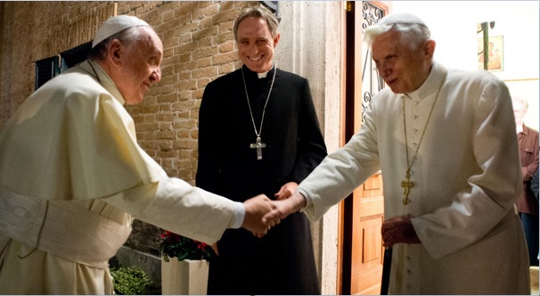 Kurienerzbischof Gänswein beim Weihnachtsbesuch zweier Päpste.