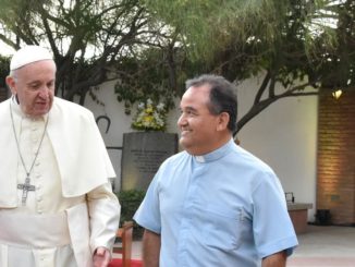 Papst Franziskus mit Pfarrer Julio Larrondo in der Pfarrei San Luis Beltran.